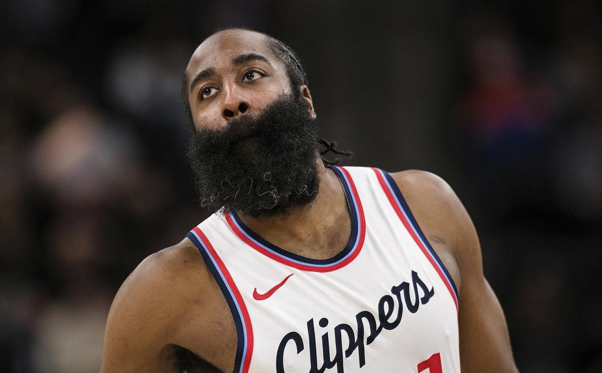 -哈登迎来十二赛季出色发挥，雄鹿观众热烈欢呼！