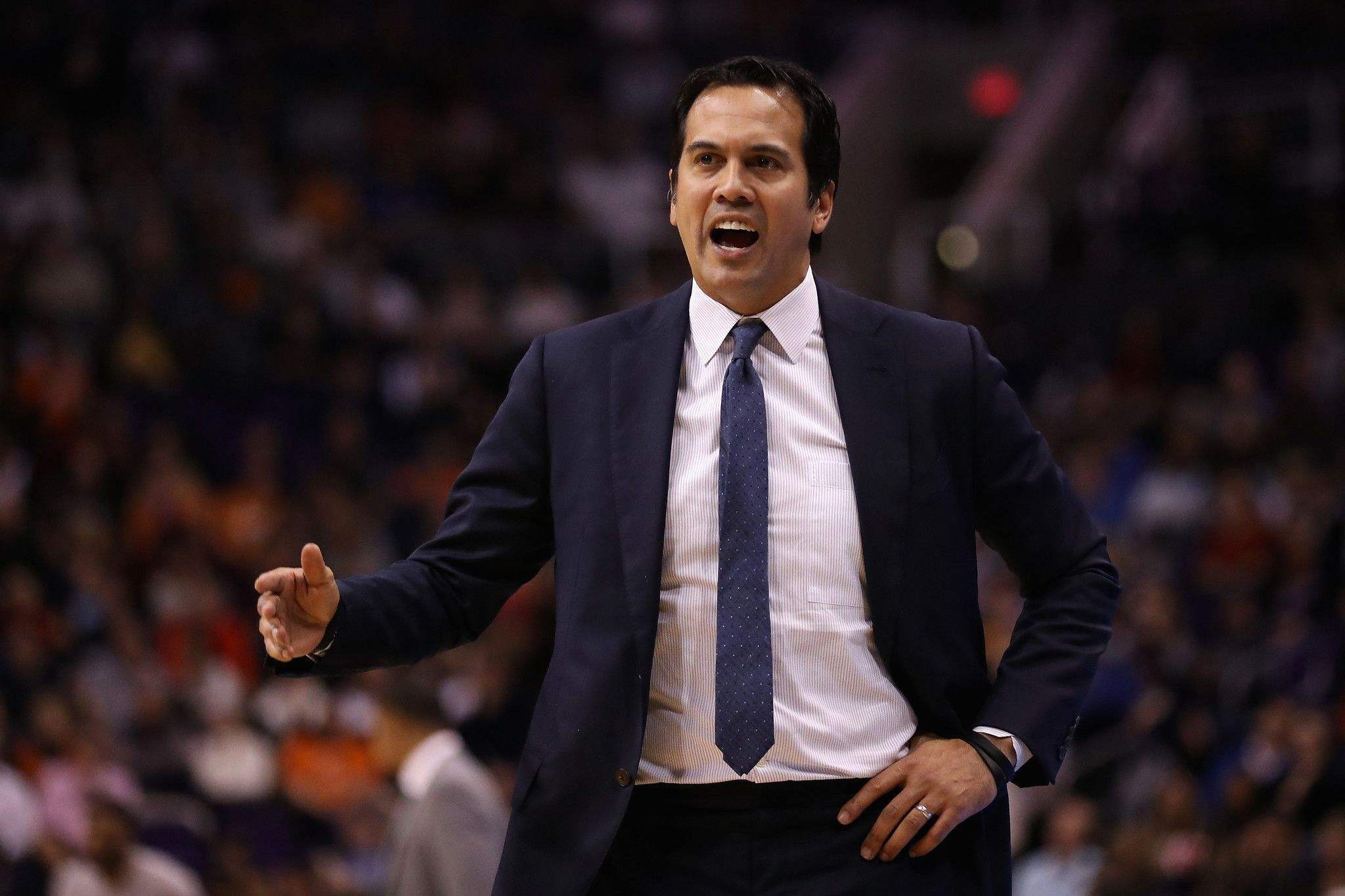 黑白体育直播- 冲浪夜战：岭北灰熊队逆转云贵貔貅队，主帅临场妙招重拾自信的夜晚